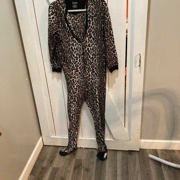 Nick & Nora cheetah footie full body pajama jumpsuit small - Picture 1 of 4